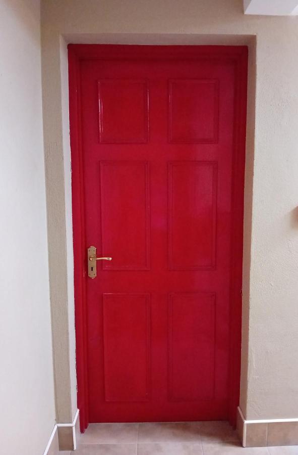 The Red Door Townhouse Apartment อาร์ดารา ภายนอก รูปภาพ